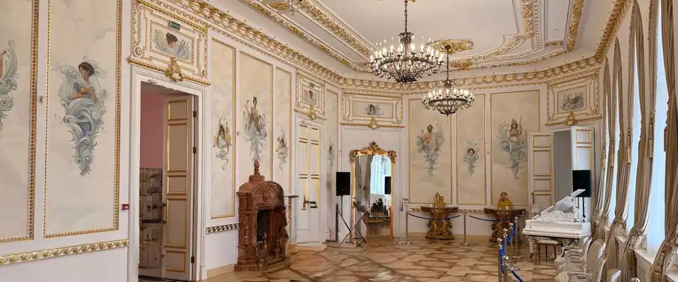 Зала в Коссовском замке