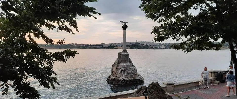 Памятник затопленным кораблям в Севастополе