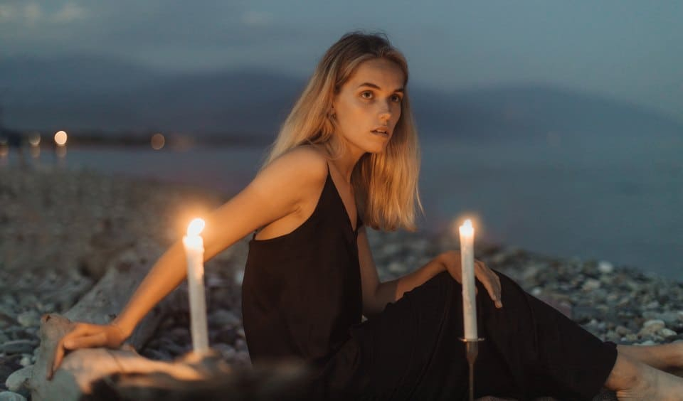 Девушка на сочинском пляже