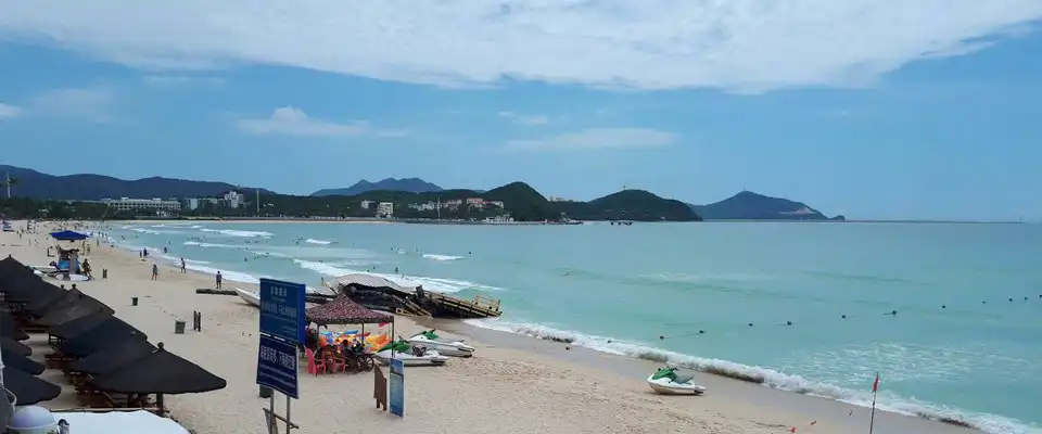 Пляж в районе Dadonghai курорта Санья