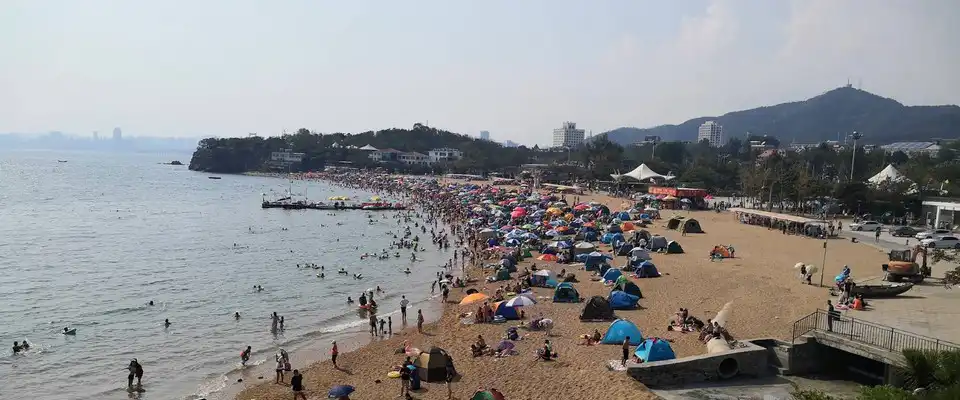 Пляж-ракушка (Fujiazhuang Beach) в Даляне, Китай Fujiazhuang Beach в Даляне
