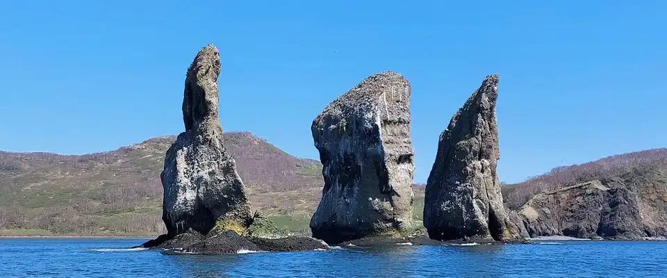 Скалы Три брата в Авачинской бухте, Камчатка
