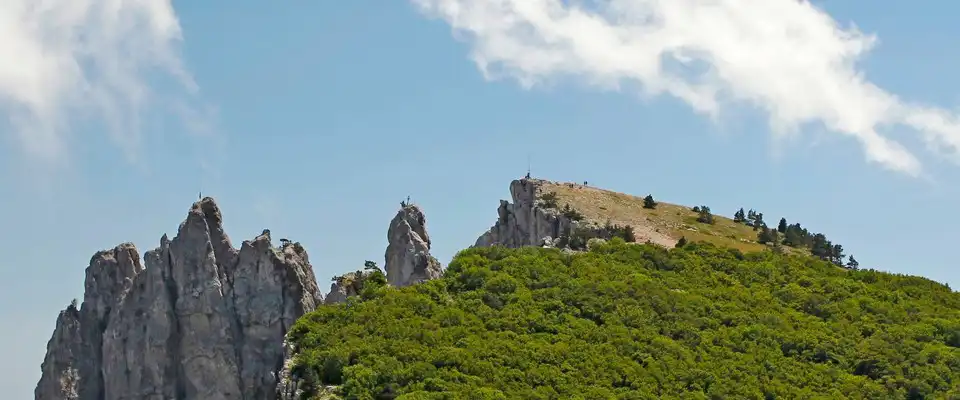 Зубцы горы Ай-Петри в Крыму Зубы дракона на вершине горы Ай-Петри в Крыму