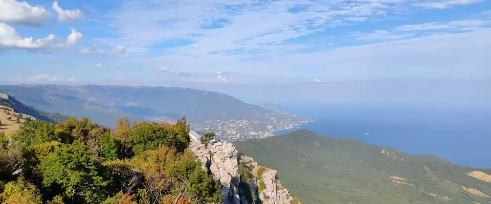 Вид с горы Ай-Петри на Ялту и Аю-Даг, Крым Вид с горы Ай-Петри в Крыму