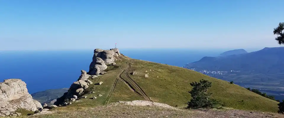 Каменные фигуры на вершине горного массива Демерджи в Крыму Вершина горного массива Демерджи в Крыму