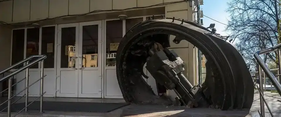 Башня танка у Дома профсоюзов в Цхинвале Башня танка в Цхинвале